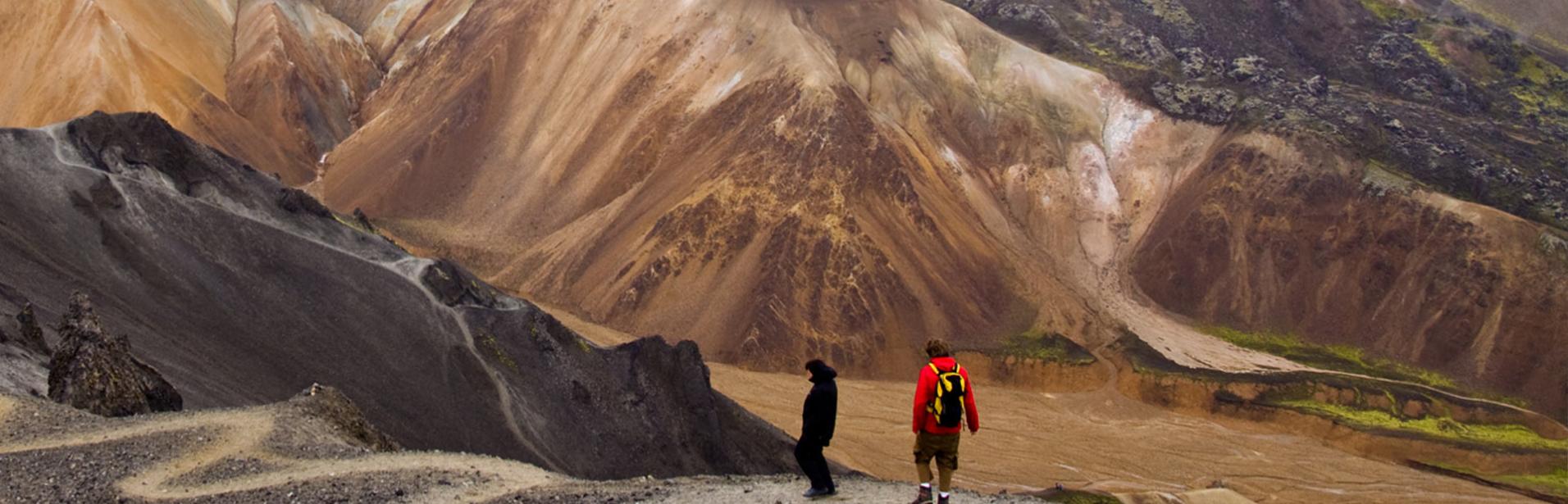 Två personer utforska det isländska höglandet.