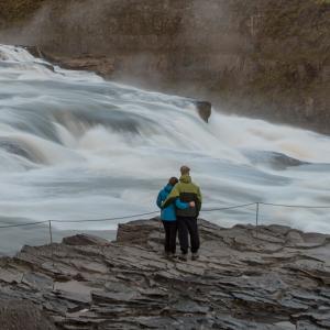 Par beskådar vattenfallet Gullfoss på Island.