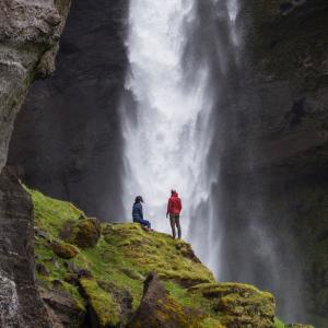 Par besöker vattenfall på södra Island.