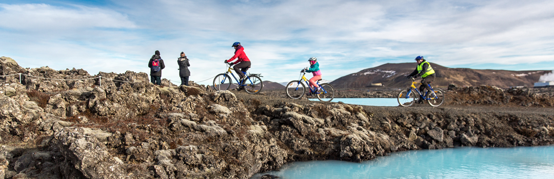 Familj cyklar på Island