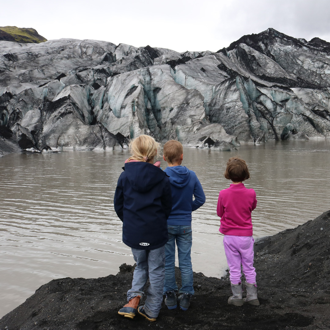 Barn beskådar glaciärer på Island.