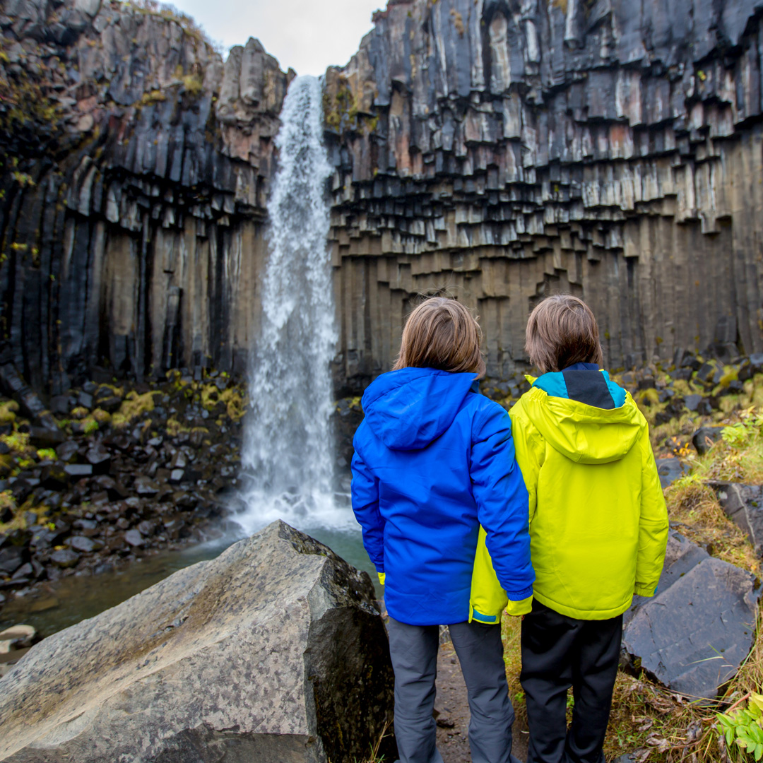Beskåda naturliga underverk med dina barn på Island.