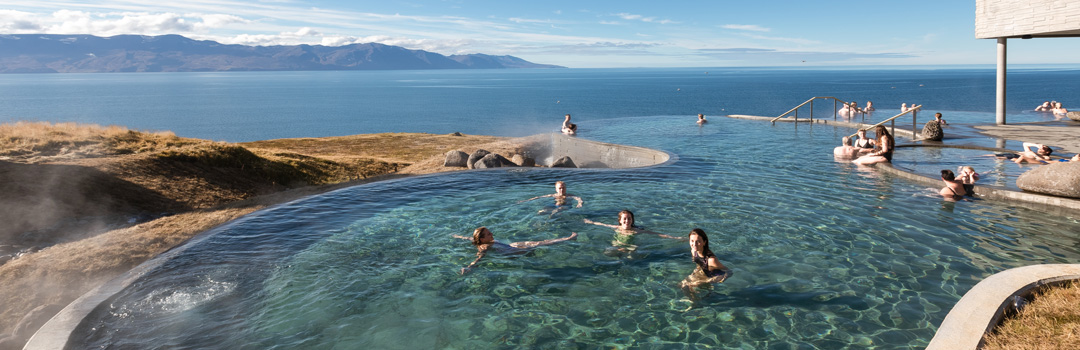 Badare njuter av varmt geotermiskt bad och havsutsikt på Geo Sea Spa i Húsavík, Island.
