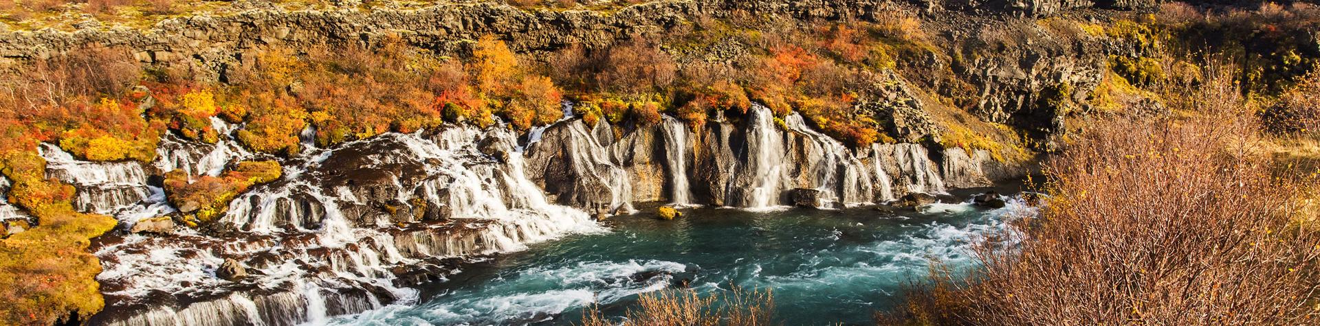 Vattenfallet Hraunfoss på hösten, Island.