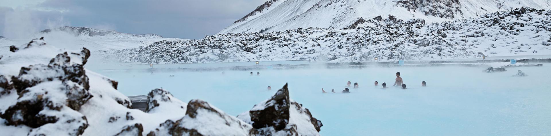 Blå lagunen på Island i vinterlandskap