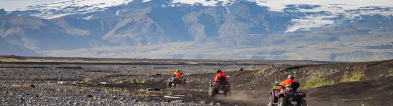 ATV-körning på svart sandstrand, Island.