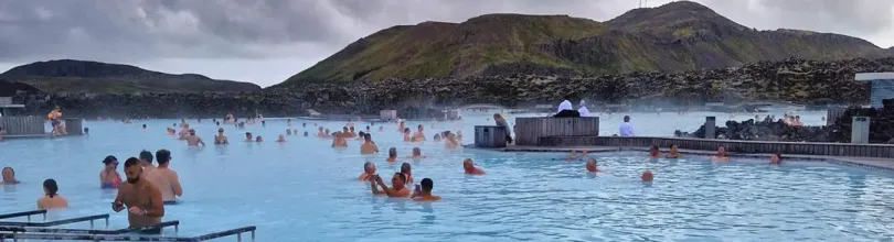 Badande i Blå Lagunen, fotograferad av Karen Kleiven.