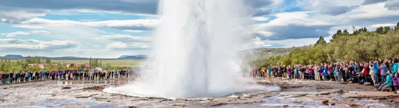 Gejsern Strokkur som erupterar vatten, Island.
