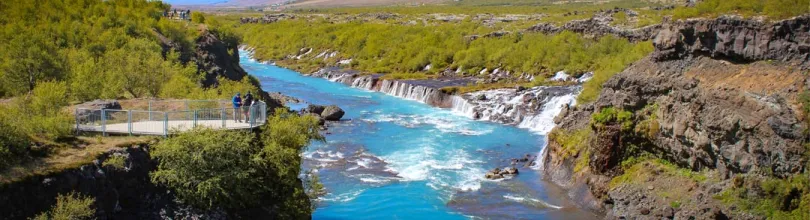 Utsikt över Hraunfossar vattenfall.
