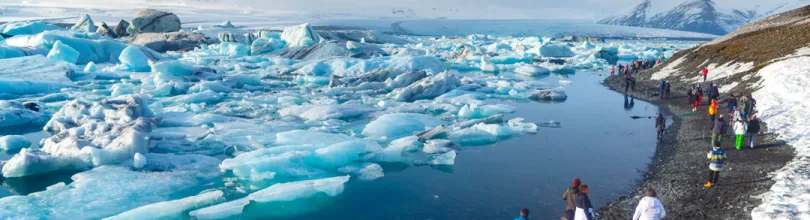 Besökare vid Jökulsárlón glaciärlagun.