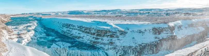 Gullfoss i snötäckt vinterlandskap.