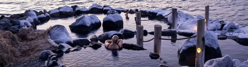 Hvammsvík Hot Springs vid havet på vintern.