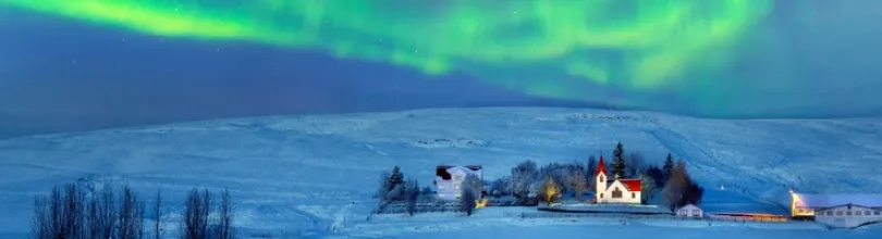 Norrsken över vinterlandskap på Island.