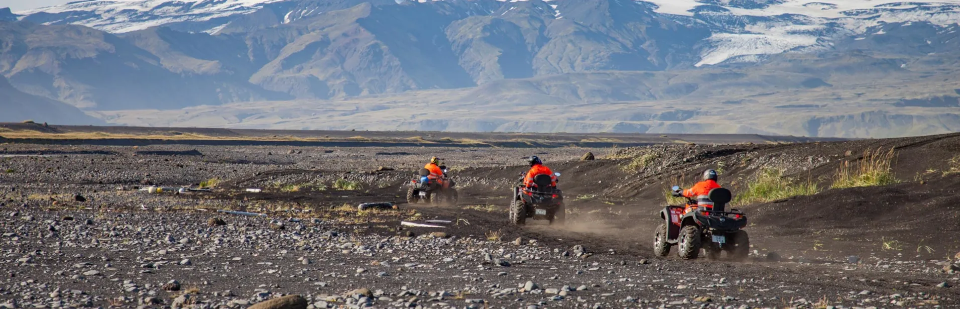 ATV-körning på svart sandstrand Island.