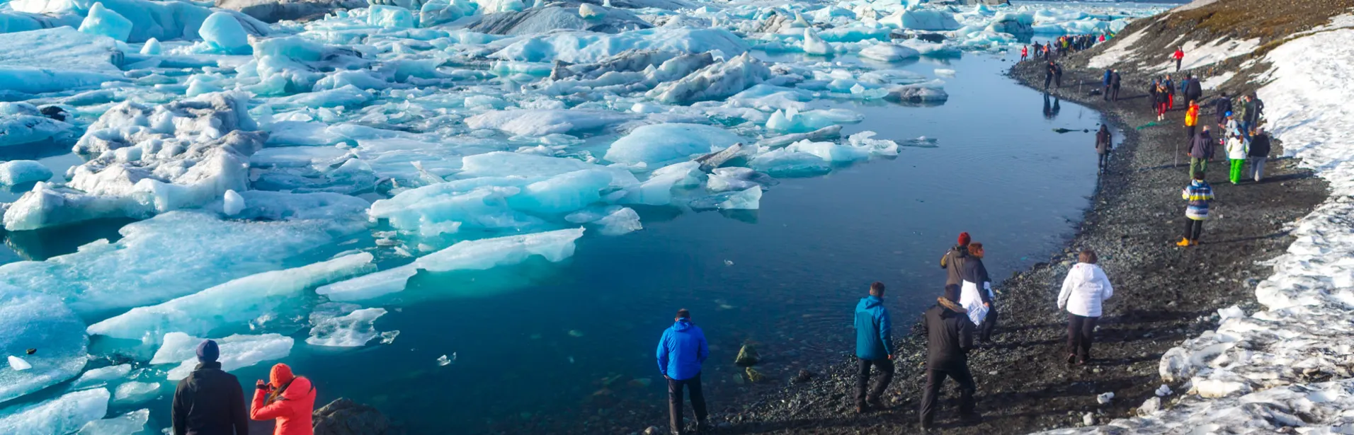 Besökare vid Jökulsárlón glaciärlagun.