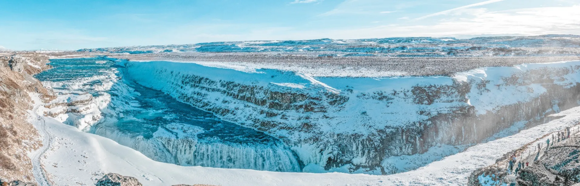 Gullfoss i snötäckt vinterlandskap.