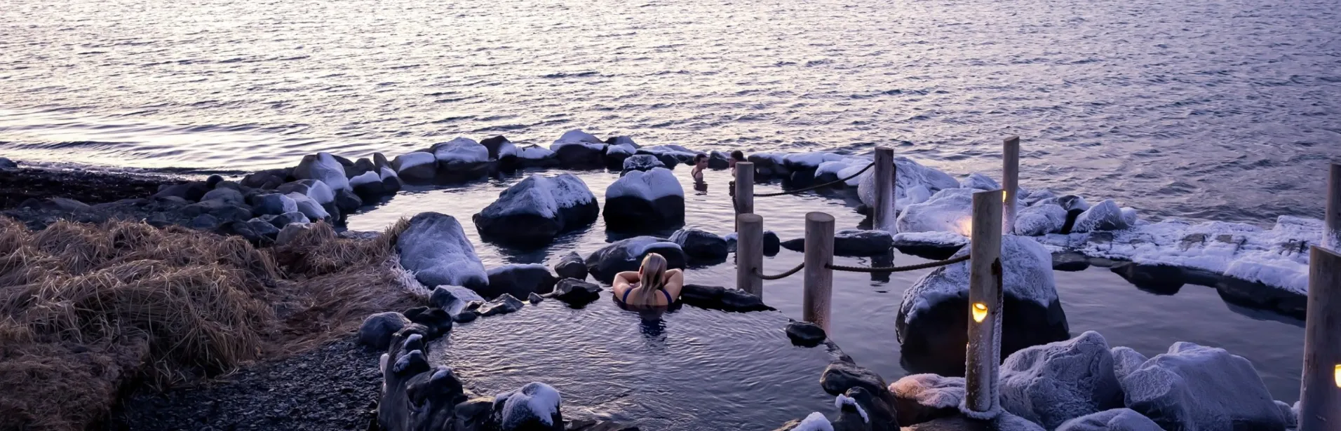 Hvammsvík Hot Springs vid havet på vintern.
