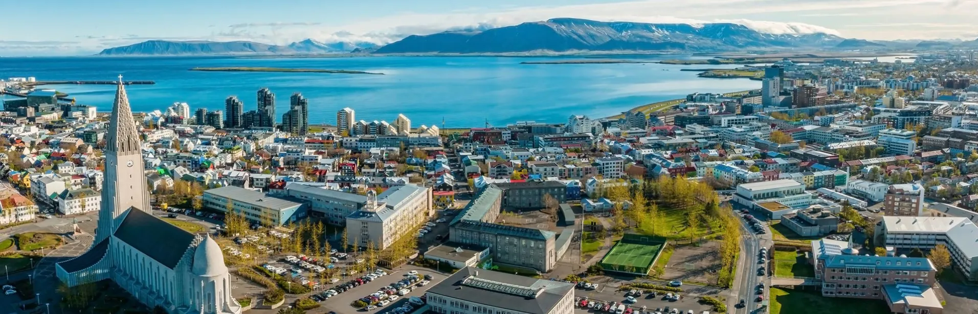 Flygfoto över Reykjavik med Hallgrímskirkja och havet i bakgrunden.
