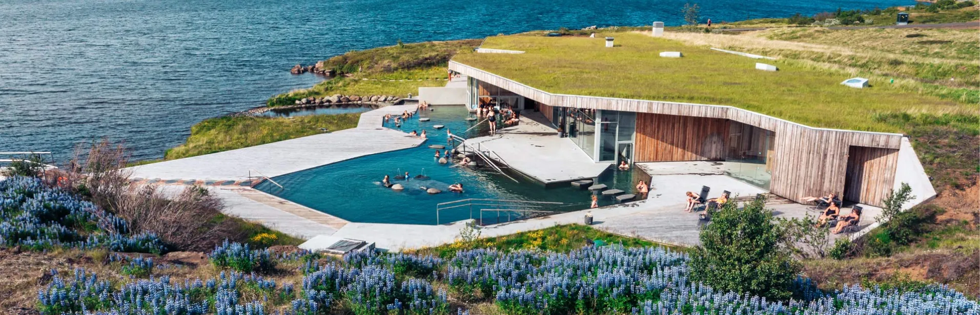 Besökare badar i Vök Baths, Island.