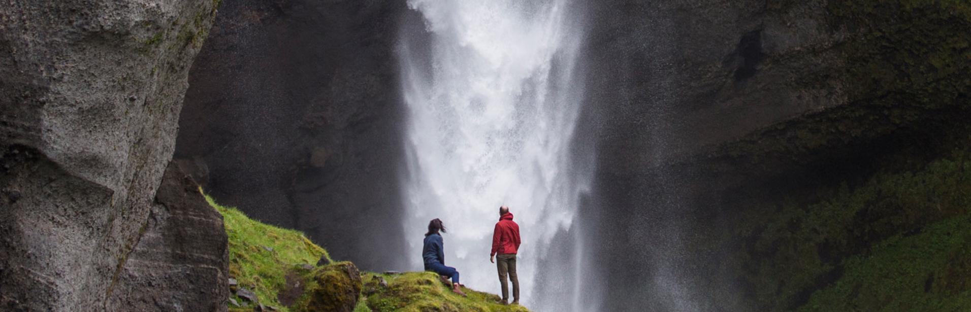Par besöker vattenfall på södra Island.