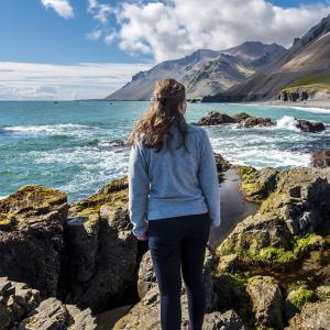 Kvinna beskådar Islands magiska natur.
