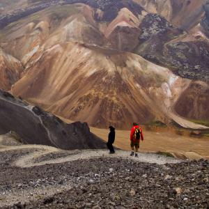 Två personer utforska det isländska höglandet.