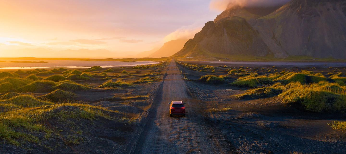 Landsväg på Island under midnattssolen.