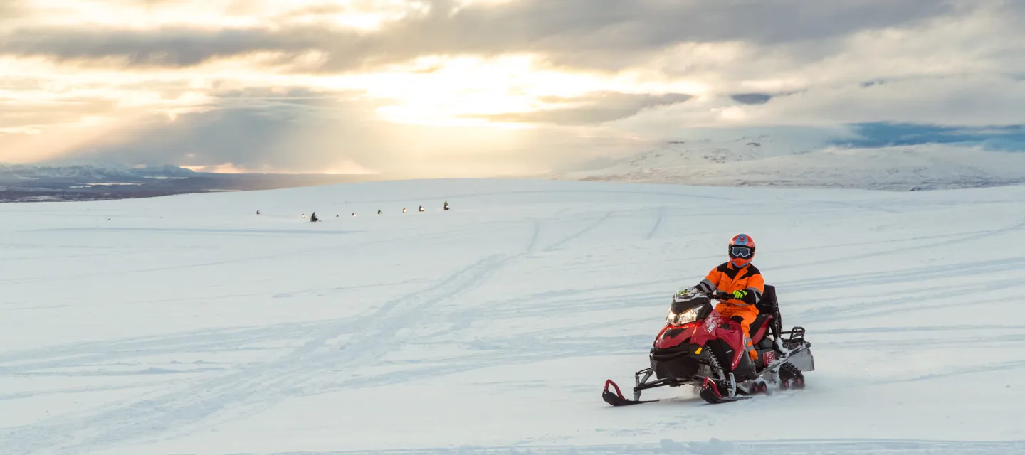 Snöskoter på glaciär på Island.