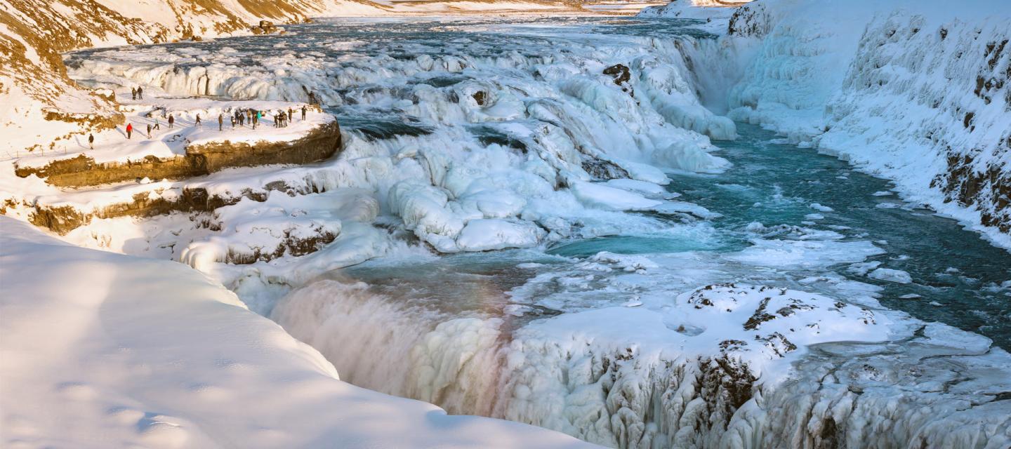Vattenfall i vinterlandskap Island