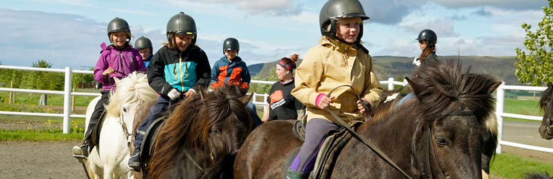 Barn som rider på islandshästar.